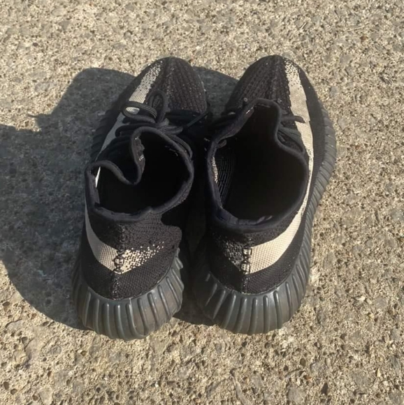 Yeezy 350 V2 OREO - Picture 2 of 4